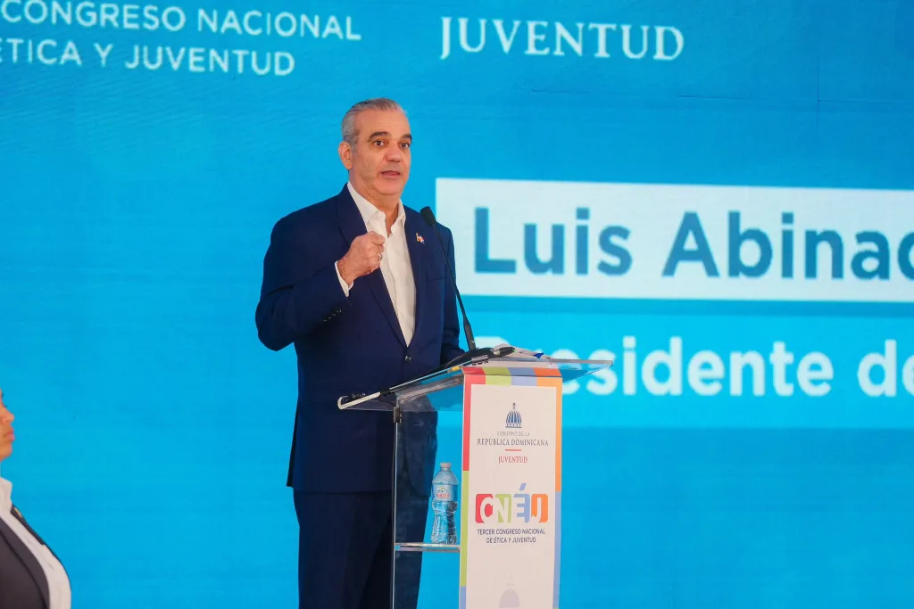 Abinader invita a la juventud a liderar una cultura de ética y transparencia en el país Luis abinader eljacaguero 1