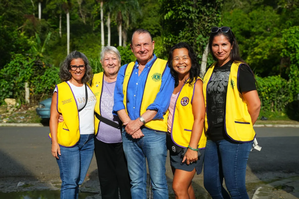Michel Brukirer y Club de Leones llevan ayuda a familias de escasos recursos en Sosúa Michel Brukirer y Club de Leones llevan ayuda a familias de escasos recursos en Sosua1