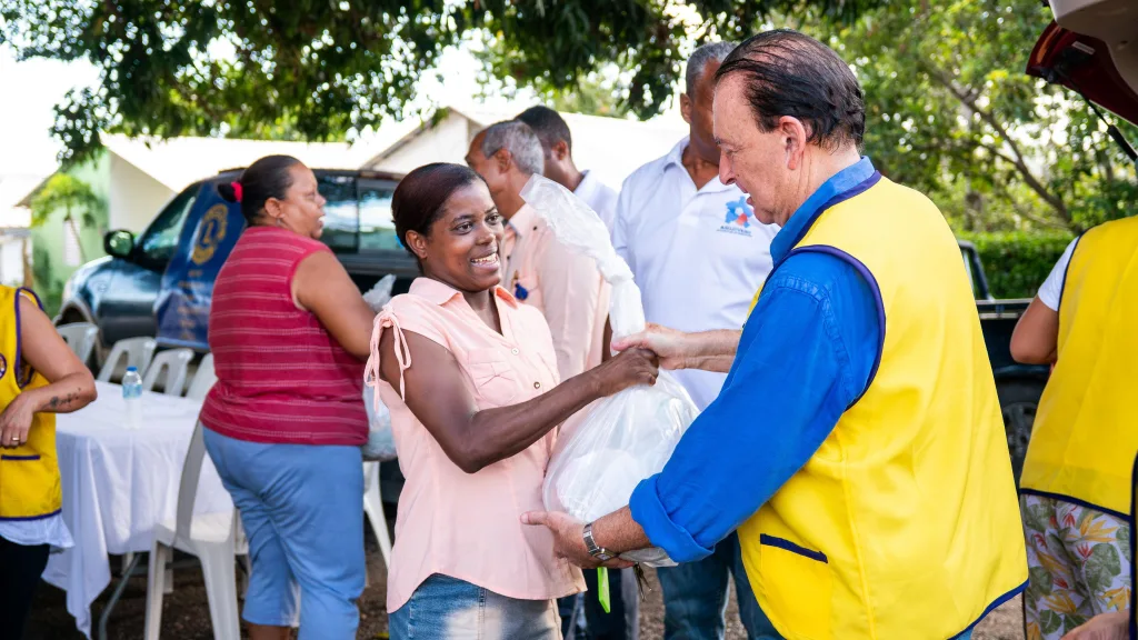 Michel Brukirer y Club de Leones llevan ayuda a familias de escasos recursos en Sosúa Michel Brukirer y Club de Leones llevan ayuda a familias de escasos recursos en Sosua2