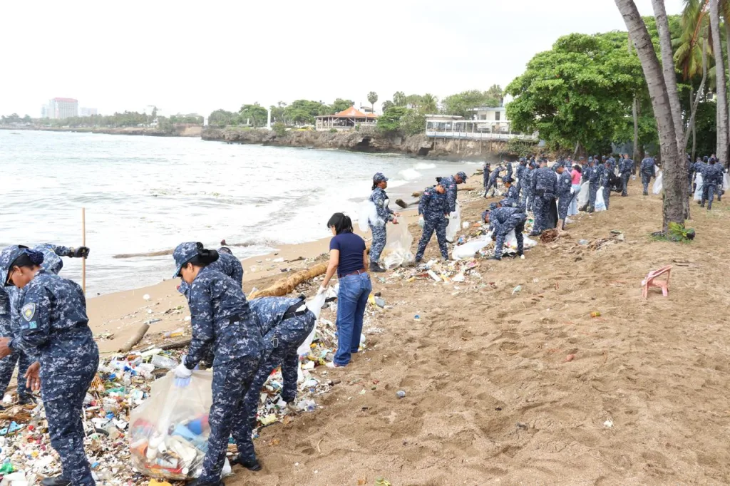 Policía Nacional se suma a jornada ambiental que logra cifra récord de recolección en playa de Santo Domingo Policia Nacional se suma a jornada ambiental que logra cifra record de recoleccion en playa de Santo Domingo