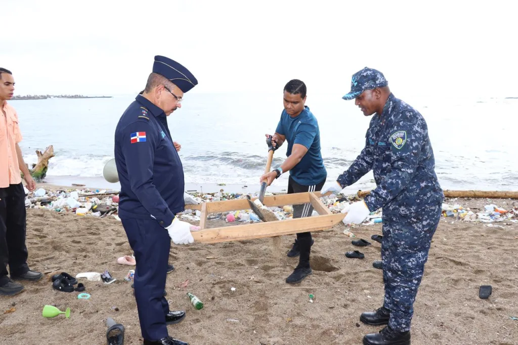 Policía Nacional se suma a jornada ambiental que logra cifra récord de recolección en playa de Santo Domingo Policia Nacional se suma a jornada ambiental que logra cifra record de recoleccion en playa de Santo Domingo1
