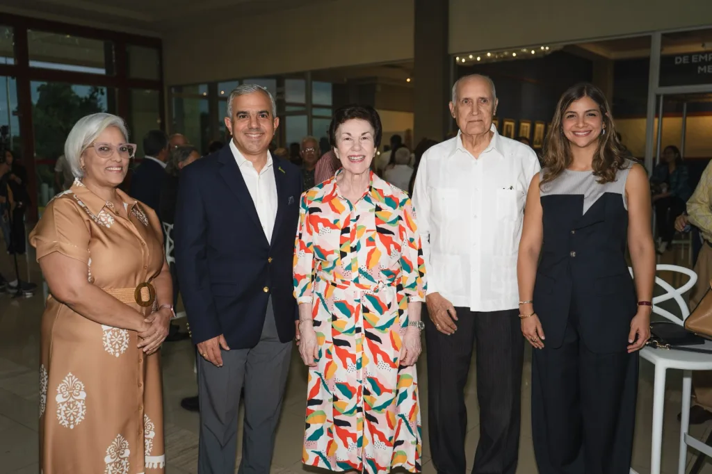 Banco Popular impulsa la cultura en Santiago con apoyo a la exposición “Miguel Ángel Vivo” Raquel de Castro Ivan Hernandez Sonia Guzman Simon de Castro y Laura Partal Hued
