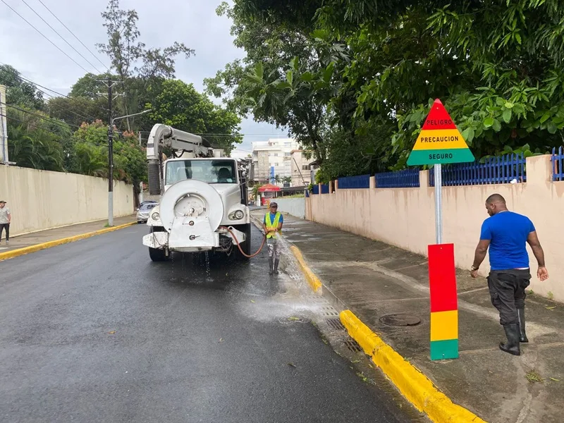 Alcaldía del DN refuerza operativos para mitigar efectos de vaguada y onda tropical WhatsApp Image 2026 06 06 at 12.16.18 PM 1