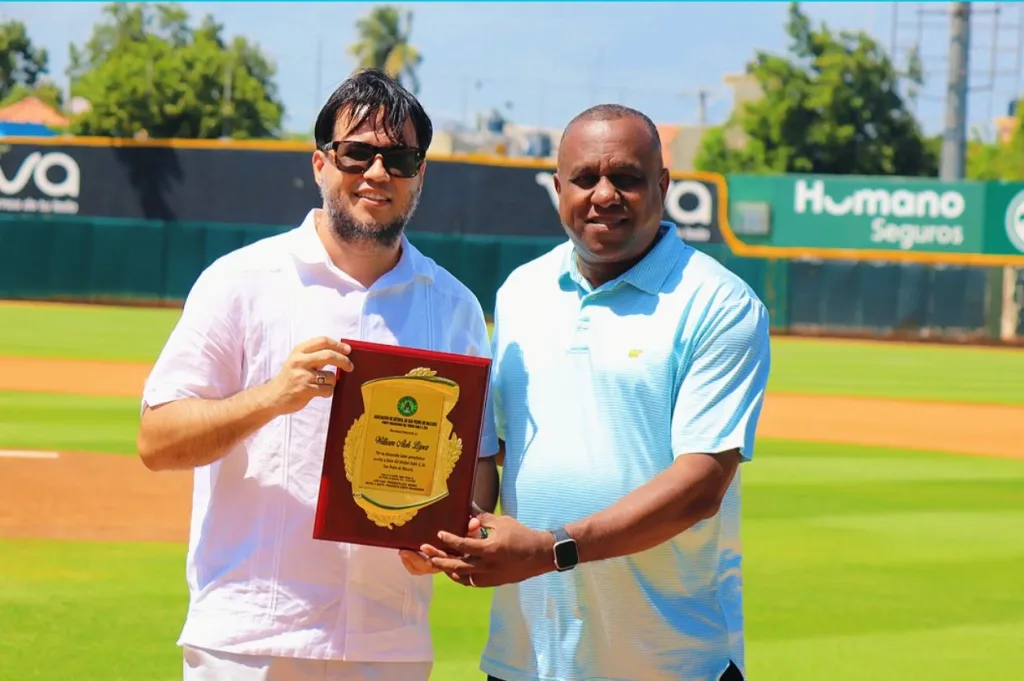Periodista William Aish recibe homenaje por su aporte al béisbol y al periodismo deportivo William Aish recibe homenaje por su aporte al beisbol y al periodismo deportivo
