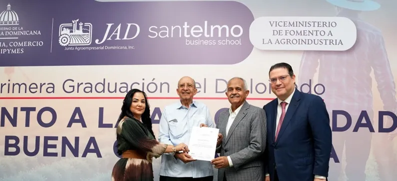 MICM y JAD forman a líderes agroindustriales para fortalecer al sector Yayo Sanz Lovaton ministro de Industria Comercio y Mipymes MICM Anibelca Mena viceministra de Fomento a la Agroindustria del MICM y Osmar Benitez presidente de la JAD entregan diplomas