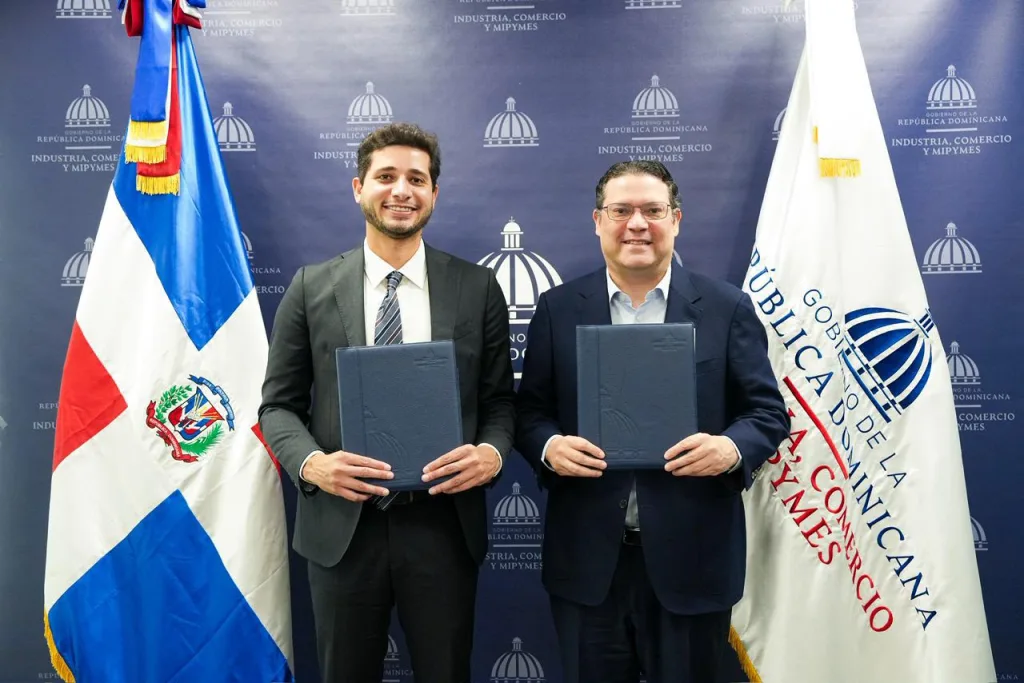 MICM y Uber Eats firman alianza para fortalecer las mipymes y dinamizar el comercio nacional Yayo Sanz Lovaton y Marco Nannipieri. 2