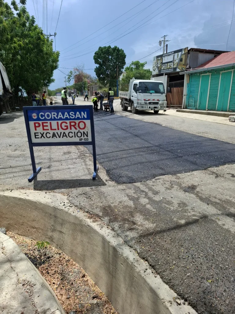 Gobierno, Coraasan y autoridades locales impulsan asfaltado de calles en Jacagua asfaltado de calles en Jacagua2jpg