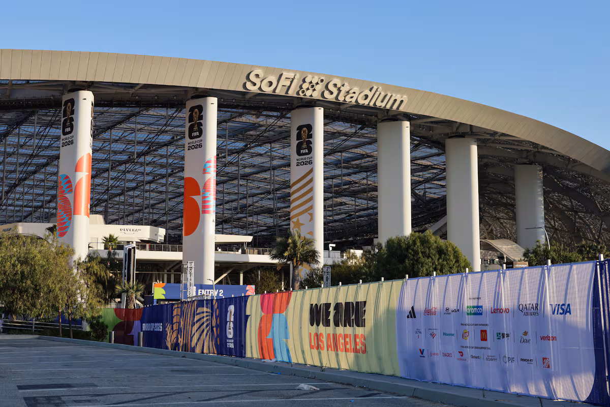 EE.UU. advierte a influencers extranjeros: monetizar contenido durante el Mundial 2026 podría violar las normas migratorias estadio SoFi en Inglewood California eljacaguero