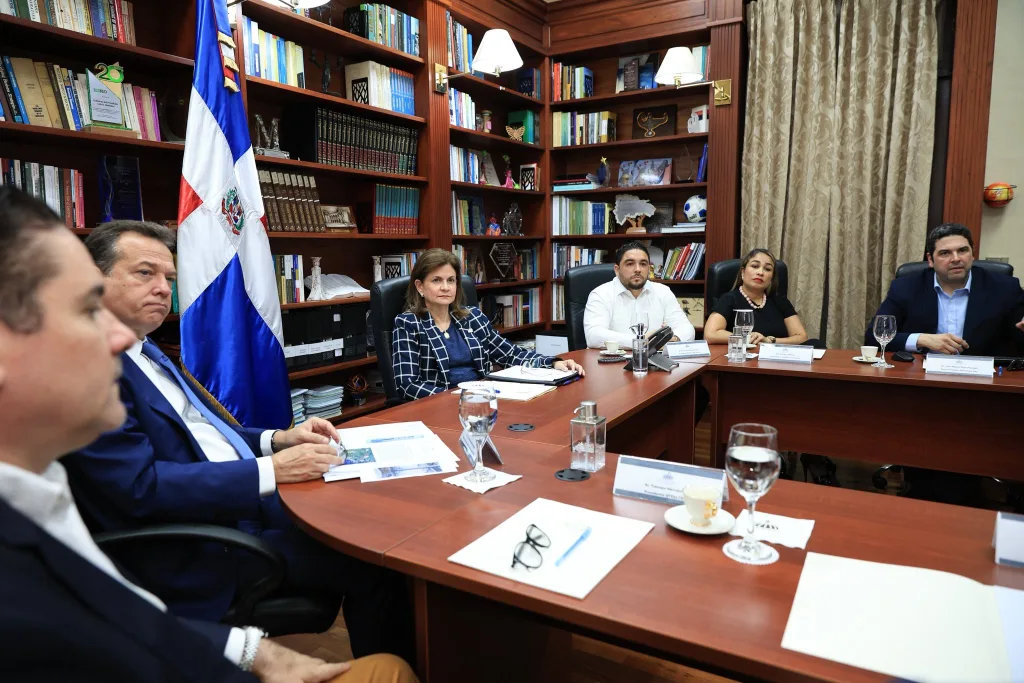 Gobierno y sector acerero fortalecen cooperación para impulsar infraestructura moderna y sostenible vicepresidenta Raquel Pena recibio en el Palacio Nacional a representantes de la industria de la construccion con acero