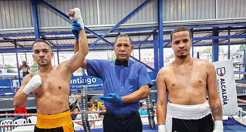 Noel (Zapatoki) Reyes noquea a Jairo Burgos en boxeo profesional del pasado domingo Noel Reyes (Zapatoki) Cepeda, es declarado ganador por el árbitro Lorenzo Arias, al lado, Jairo Burgos, quien perdió la pelea