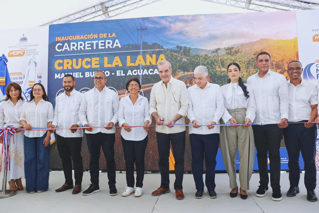 Abinader entrega primer tramo de carretera que impulsa el desarrollo rural en Santiago Rodríguez Abinader entrega primer tramo de carretera que impulsa el desarrollo rural en Santiago Rodriguez1