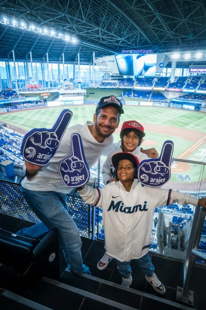 Arajet celebra el Dia del Padre con experiencia familiar en el beisbol de Grandes Ligas