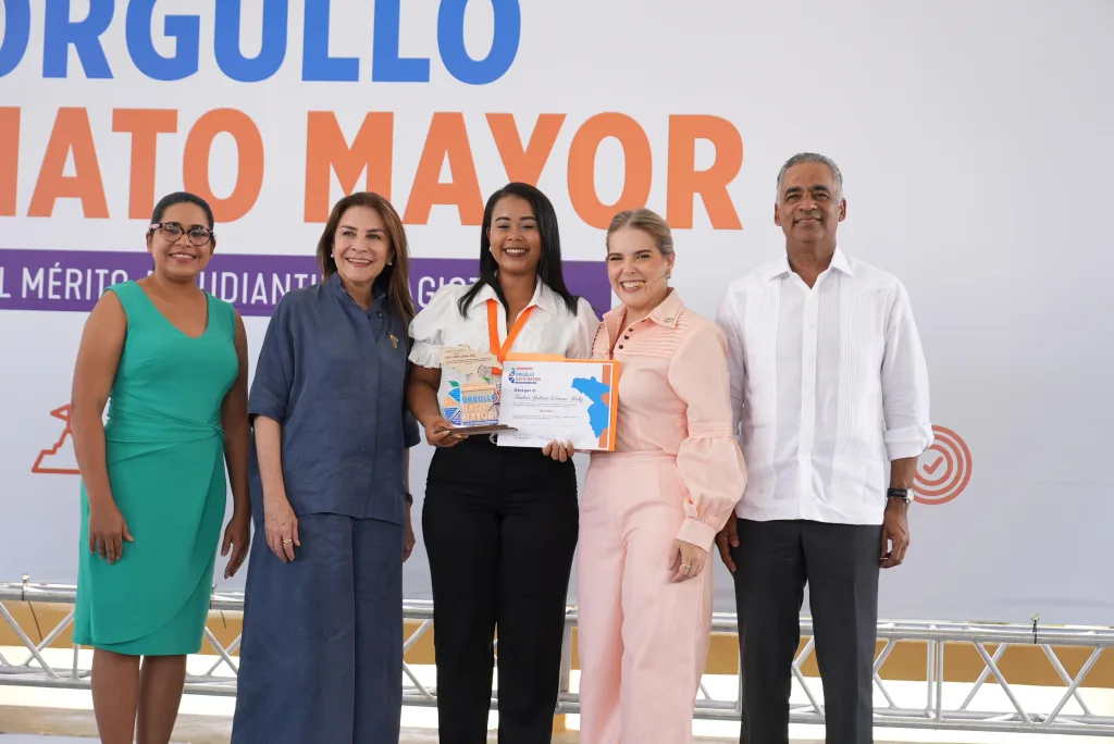 Carmen Ligia Barceló impulsa la educación en Hato Mayor con becas, mejoras escolares y nuevas propuestas Carmen Ligia Barcelo impulsa la educacion en Hato Mayor con becas mejoras escolares y nuevas propuestas1