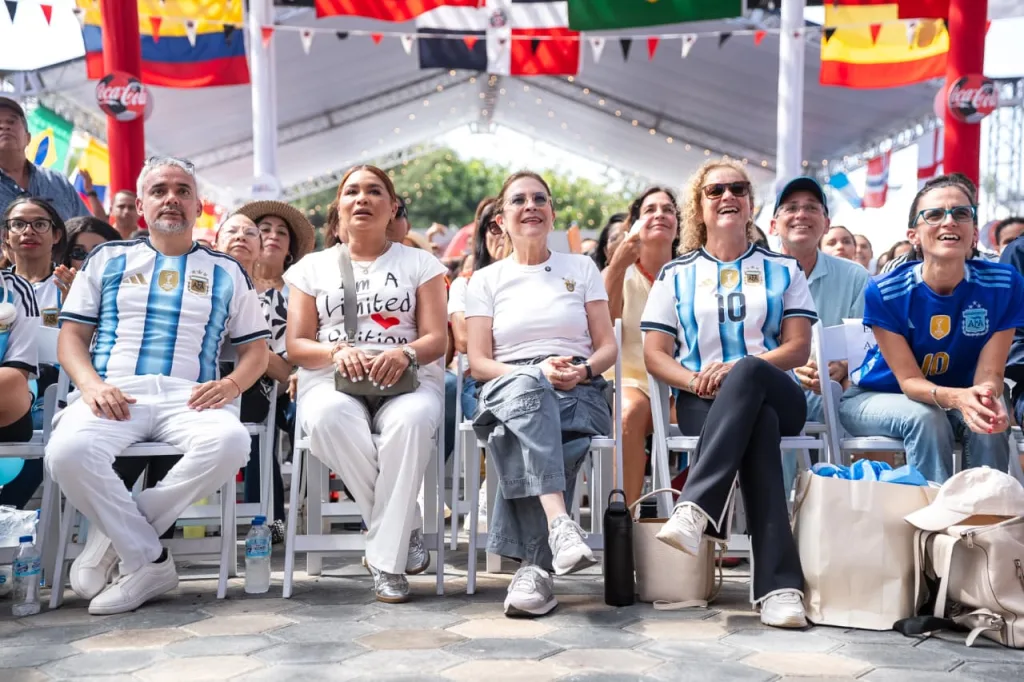 Carolina Mejía celebra junto a miles de capitaleños la final del Mundial en el Malecón Deportivo Carolina Mejia celebra junto a miles de capitalenos la final del Mundial en el Malecon Deportivo