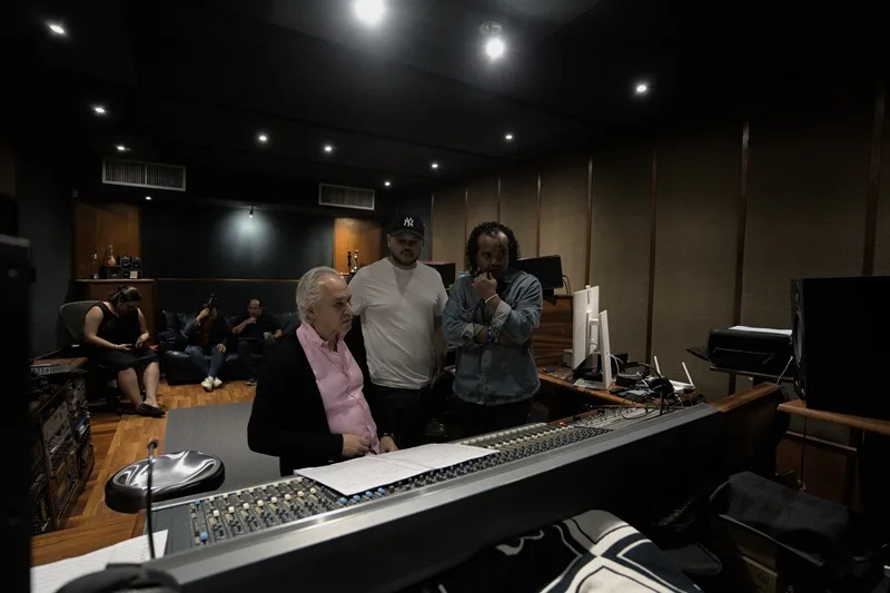 La Orquesta Sinfónica Nacional y el Coro Nacional Dominicano pondrán su sello a la Ceremonia Centenaria bajo la batuta del maestro José Antonio Molina El maestro José Antonio Molina, director de la Orquesta Sinfónica Nacional y el Coro Nacional Dominicano, junto al productor musical Antonio González y al productor y director creativo de la Ceremonia Centenaria, Alberto Zayas, durante una sesión de trabajo en el estudio.