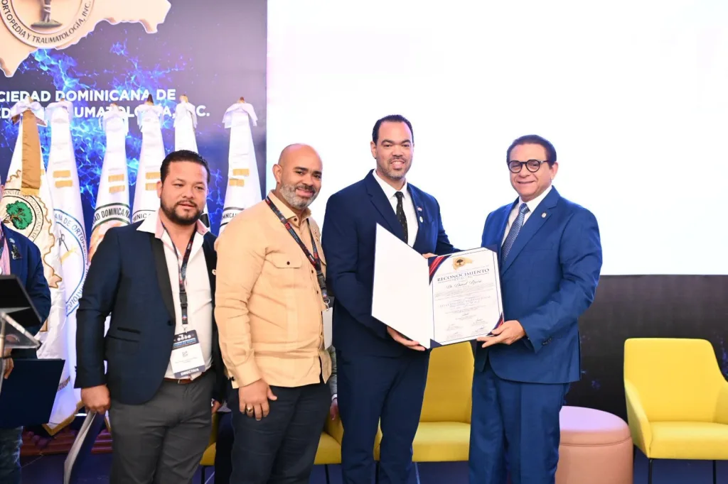 Daniel Rivera recibe reconocimiento por promover políticas para fortalecer la atención del trauma en el país Daniel Rivera recibe reconocimiento por promover politicas para fortalecer la atencion del trauma en el pais