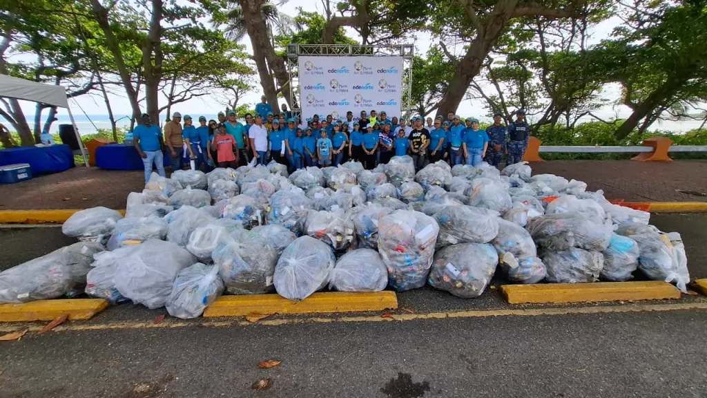 EDENORTE recolecta 1,500 libras de desechos en jornada de limpieza de playa en Puerto Plata EDENORTE recolecta 1500 libras de desechos en jornada de limpieza de playa en Puerto Plata