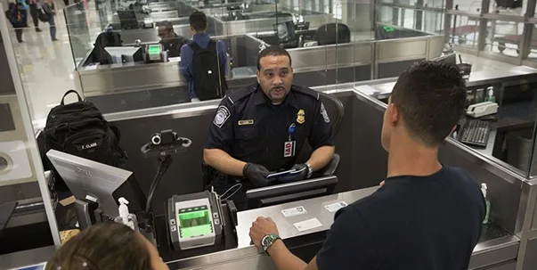 Cambios en política migratoria de EE. UU. podrían impactar solicitudes de residencia de dominicanos EUA solicitantes residencia puedan convertirse en carga publica Medida afectaria dominicanos que piden familiares