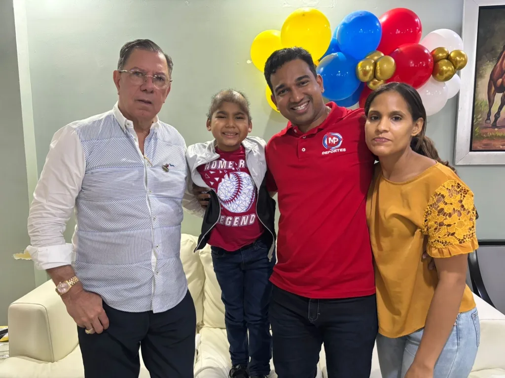 Ean Moises con Arnulfo Gutierrez y sus padres