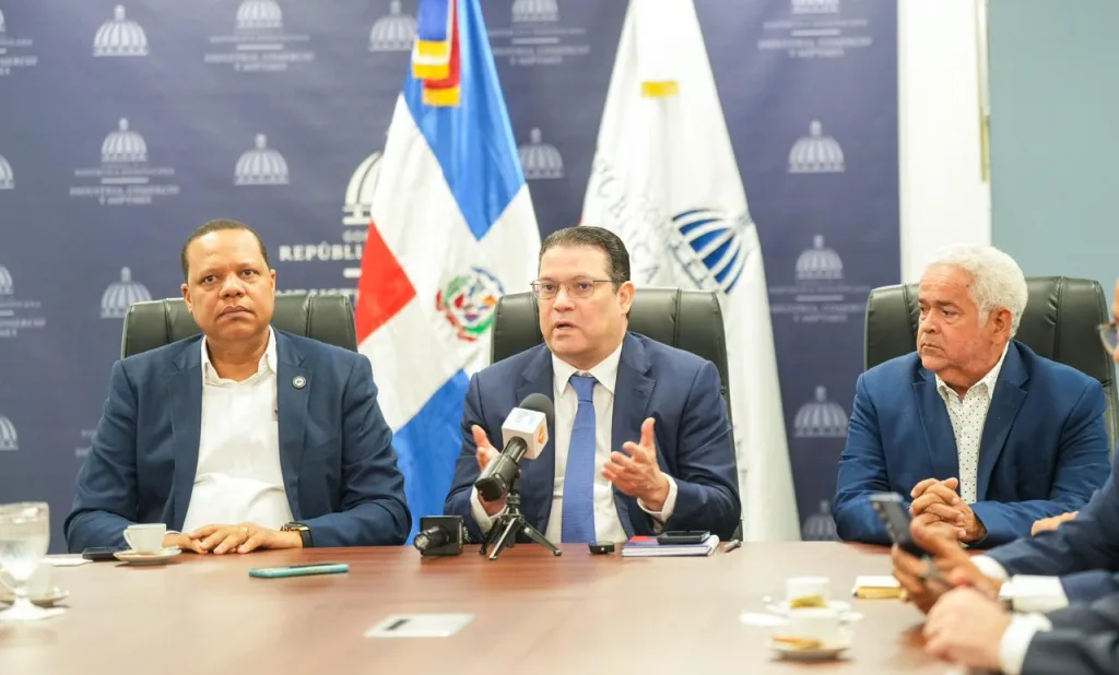 Ministro Yayo Sanz Lovatón instala mesa de diálogo con Adanegas para abordar comisiones por pagos con tarjetas El director de Proconsumidor Eddy Alcantara el ministro Yayo Sanz Lovaton y el presidente de Anadegas Juan Elias Perez