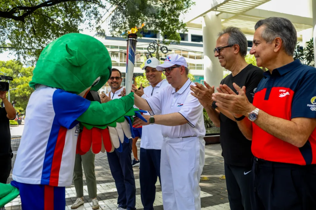 CRESO recibe la Antorcha de Santo Domingo 2026 y reafirma su respaldo al deporte dominicano Felipe Vicini recibe el fuego patrio de parte de la mascota Coli