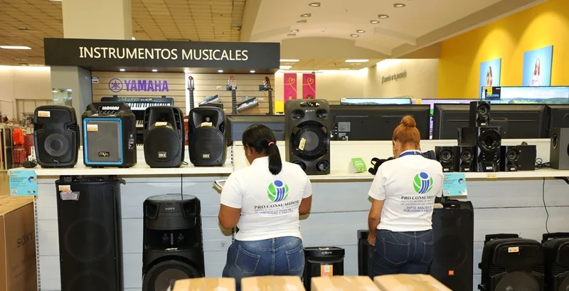 Analistas de Publicidad y Precios de Pro Consumidor observan ofertas de productos en una tienda de la capital.