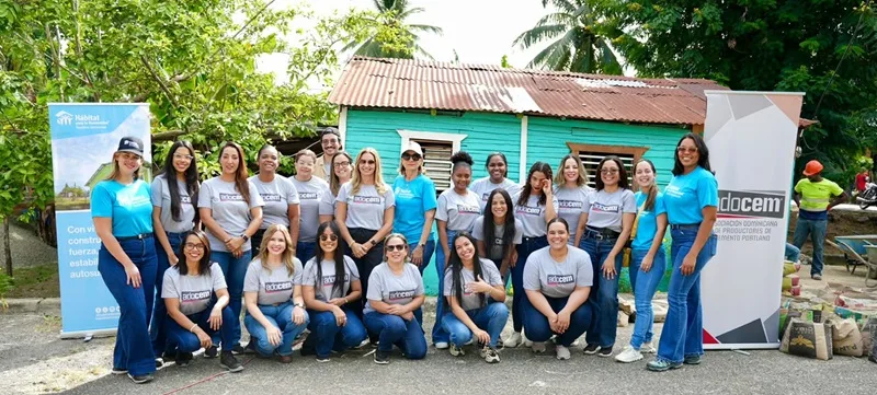 Empresas cementeras invierten más de RD$38 millones para sustituir pisos de tierra por pisos de cemento en hogares vulnerables Foto de voluntarios