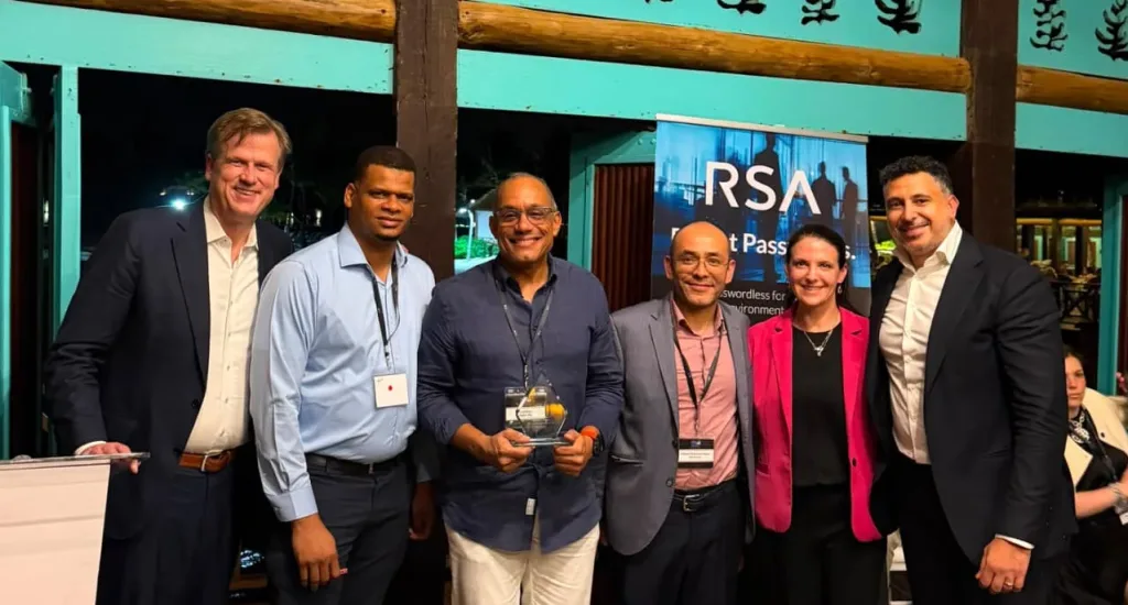 Asystec recibe el máximo reconocimiento de RSA como Partner del Año en Latinoamérica Greg Nelson – CEO RSA Juan Carlos Gerente de Preventas Asystec Pavel Mejia Gerente Senior Desarrollo Nuevos Negocios Asystec Eduardo Altamirano e1784110005473