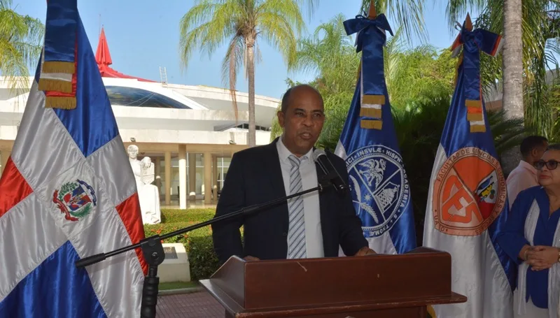 UASD CELEBRA EL DÍA DEL ECONOMISTA CON OFRENDA FLORAL El director de la Escuela de Economía de la UASD, maestro Wagner Gomera se dirige a los presentes en la ofrenda floral depositada en la estatua del patricio Juan Pablo Duarte, con motivo a la celebración del Día Nacional del Economista.