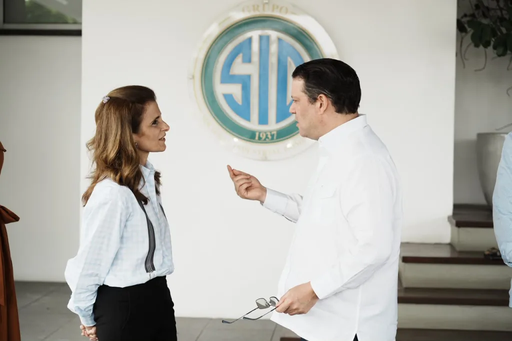 Yayo Sanz visita a ejecutivos de Grupo SID para escuchar inquietudes de la industria nacional La presidente ejecutiva de Grupo SID Ligia Bonetti y el ministro de Industria Comercio y Mipymes Yayo Sanz Lovaton
