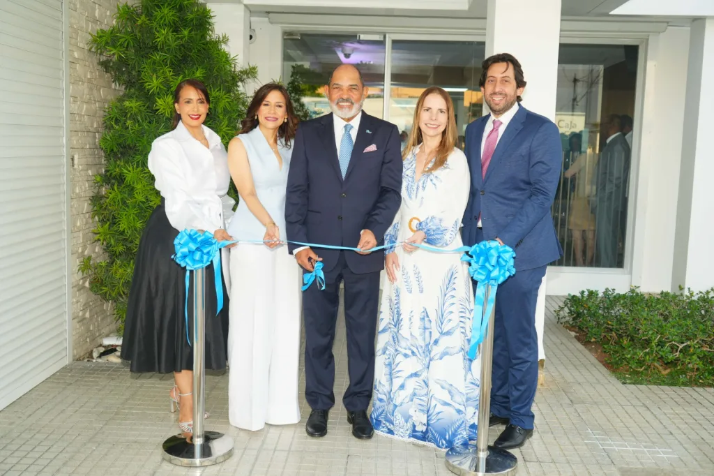 Humano Seguros fortalece su presencia en el Este con moderna oficina regional en La Romana Rosalynn Ceballos Ydania Volquez Jose Zapata Karla Portela y Raul Rodriguez