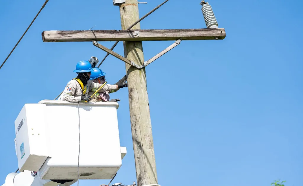 ETED anuncia mantenimientos programados para reforzar la estabilidad del sistema eléctrico electricidad poste de luz