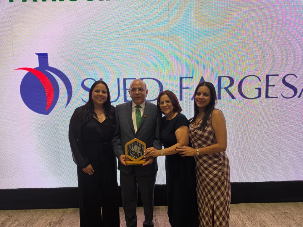 Clínica Unión Médica reconoce al doctor Plutarco Arias con su máxima distinción institucional plutarco arias yolanda pena maria y evelyn arias