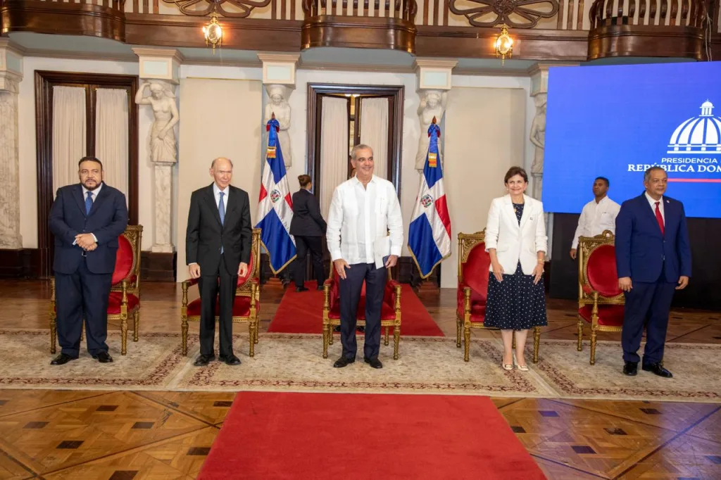 Abinader anuncia nueva sede para la Academia Dominicana de la Historia y reconoce a Frank Moya Pons