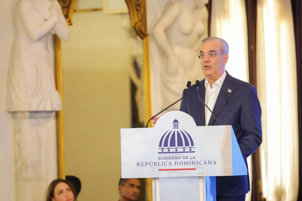 Abinader apuesta por mayor competencia en telecomunicaciones y resalta avances educativos y economicos