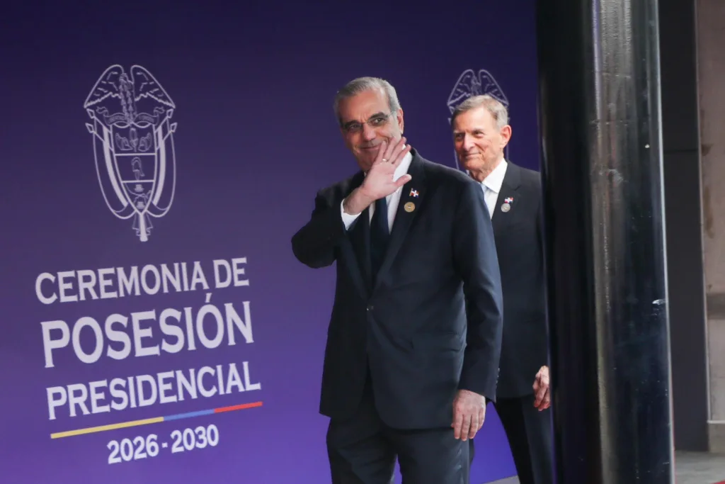 Abinader concluye visita a Colombia tras recibir respaldo de Honduras por el éxito de los Juegos Centroamericanos Abinader concluye visita a Colombia tras recibir respaldo de Honduras por el exito de los Juegos Centroamericanos