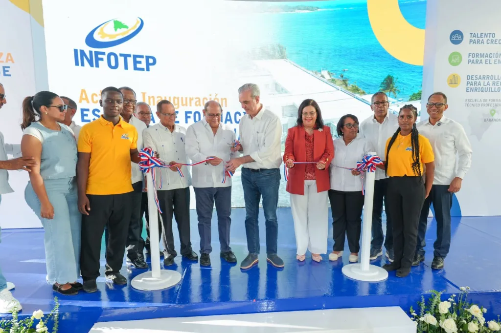 Abinader inaugura en Barahona moderno centro técnico para impulsar el talento turístico del Sur Abinader inaugura en Barahona moderno centro tecnico para impulsar el talento turistico del Sur