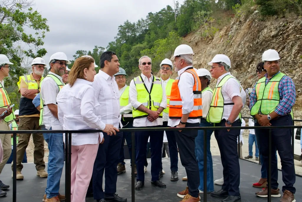 Abinader inspecciona construccion de la presa de Guaigui y destaca su impacto para La Vega