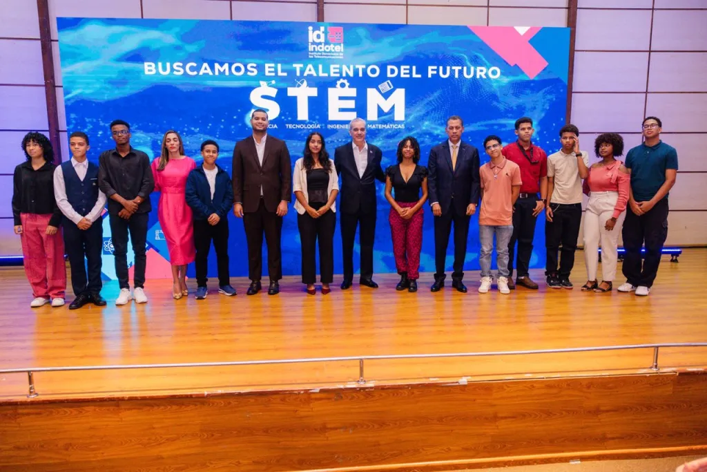 Abinader reconoce a más de 170 jóvenes destacados por su talento en ciencia y tecnología Abinader reconoce a mas de 170 jovenes destacados por su talento en ciencia y tecnologia