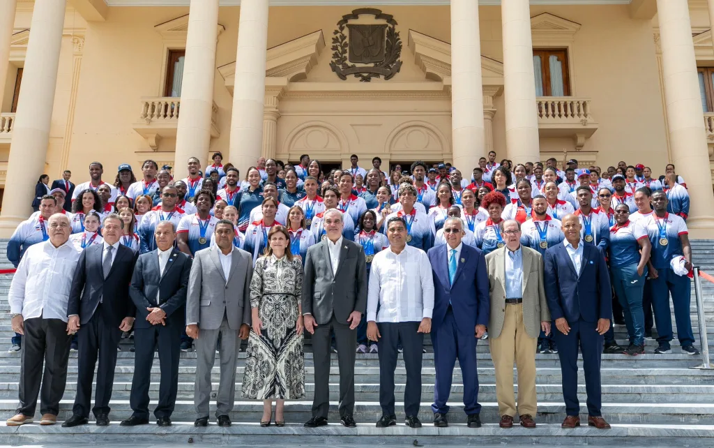 Abinader reforzara apoyo a atletas tras historica actuacion dominicana en Santo Domingo 2026