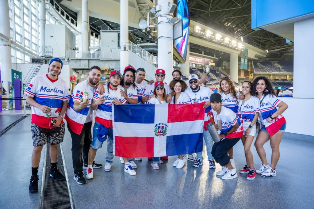 Arajet Ministerio de Turismo y los Marlins celebran el Dominican Heritage Day en Miami