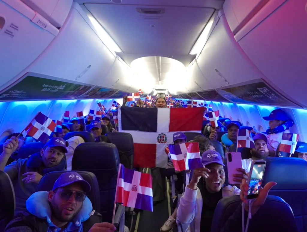 Arajet y Ron Ozama llevan el orgullo dominicano a 30000 pies de altura rumbo al Dominican Day Parade