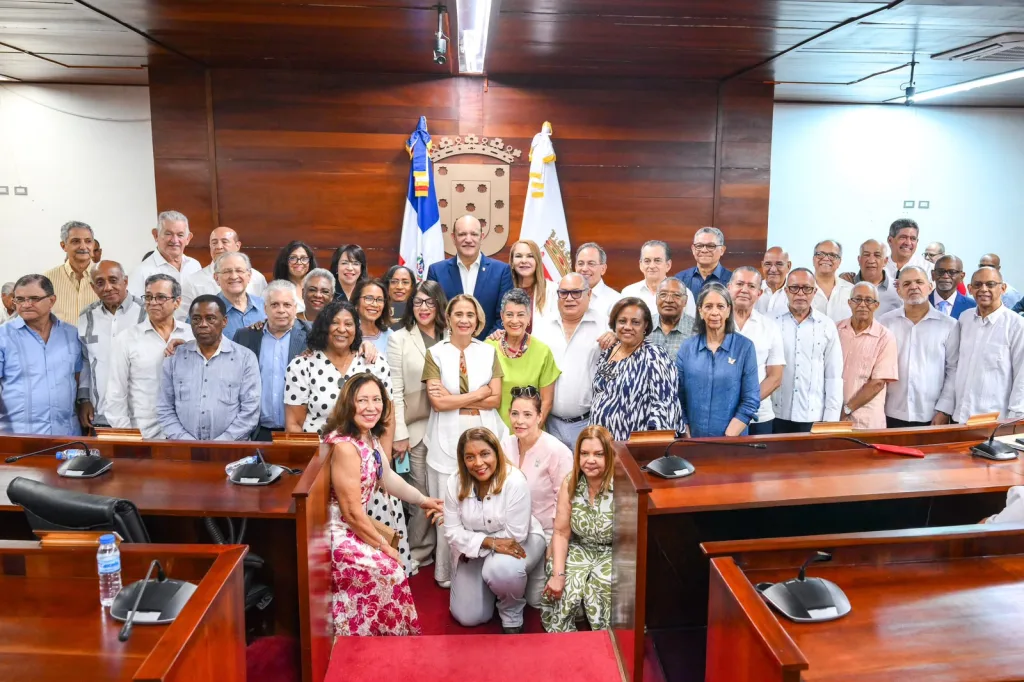 Ayuntamiento de Santiago distingue a médicos de la promoción UASD 1982 por 44 años de servicio Ayuntamiento de Santiago distingue a medicos de la promocion UASD 1982 por 44 anos de servicio
