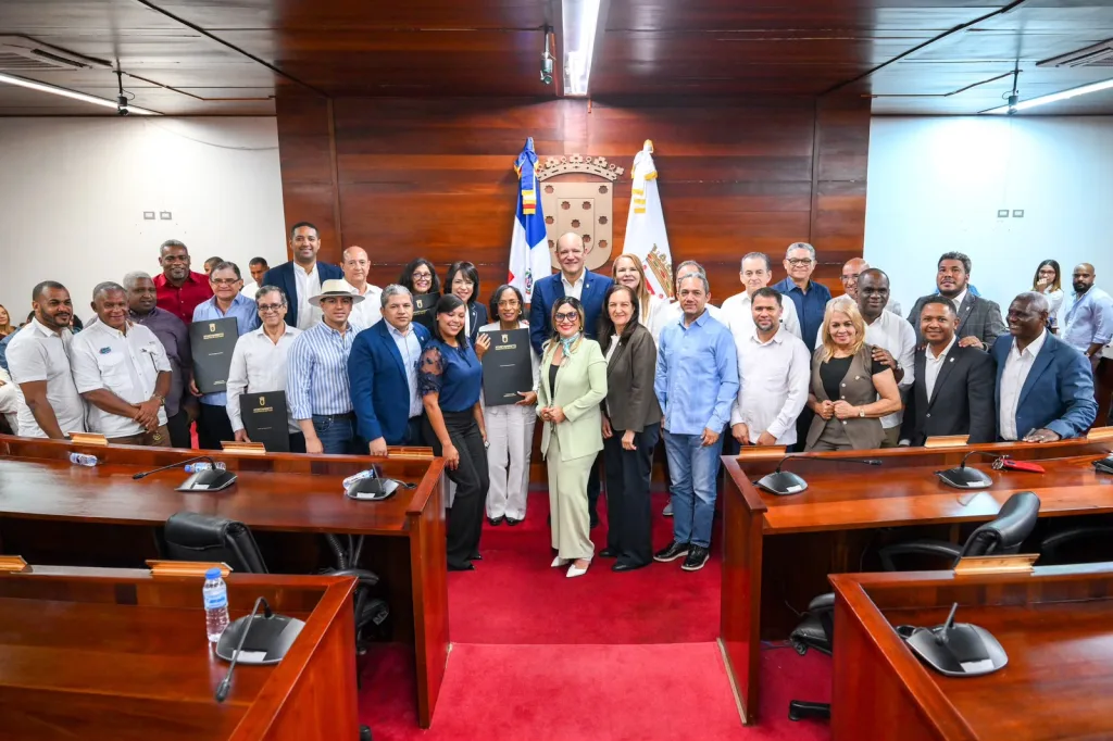 Ayuntamiento de Santiago distingue a médicos de la promoción UASD 1982 por 44 años de servicio Ayuntamiento de Santiago distingue a medicos de la promocion UASD 1982 por 44 anos de servicio1