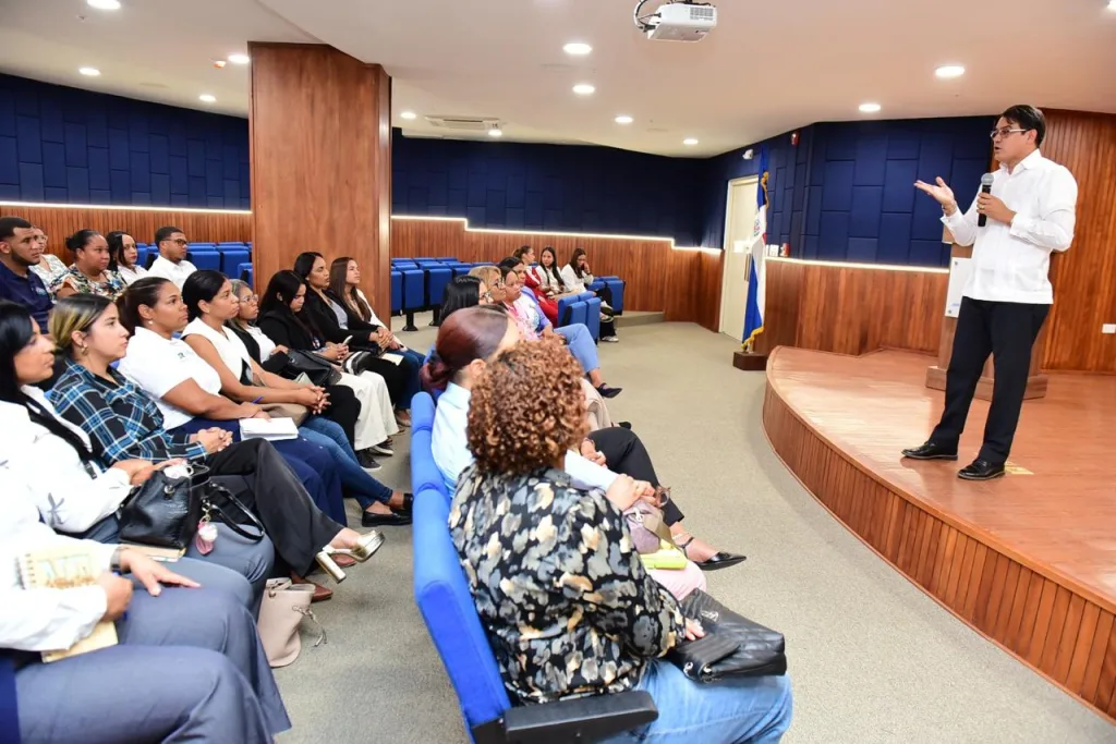 SRS Cibao Norte refuerza atención a usuarios de hospitales mediante capacitación sobre el 3-1-1 Bernardo Hilario eljacaguero2
