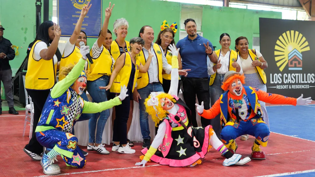 Club de Leones de Sosúa beneficia a más de 1,000 estudiantes con mochilas y útiles escolares Club de Leones de Sosua beneficia a mas de 1000 estudiantes con mochilas y utiles escolares
