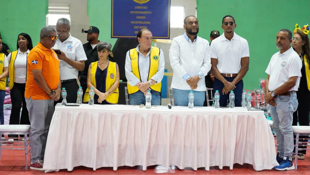 Club de Leones de Sosúa beneficia a más de 1,000 estudiantes con mochilas y útiles escolares Club de Leones de Sosua beneficia a mas de 1000 estudiantes con mochilas y utiles escolares2
