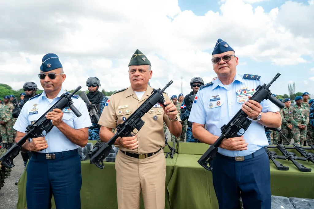 Defensa refuerza capacidad operativa de la Armada y Fuerza Aerea con nuevos equipos