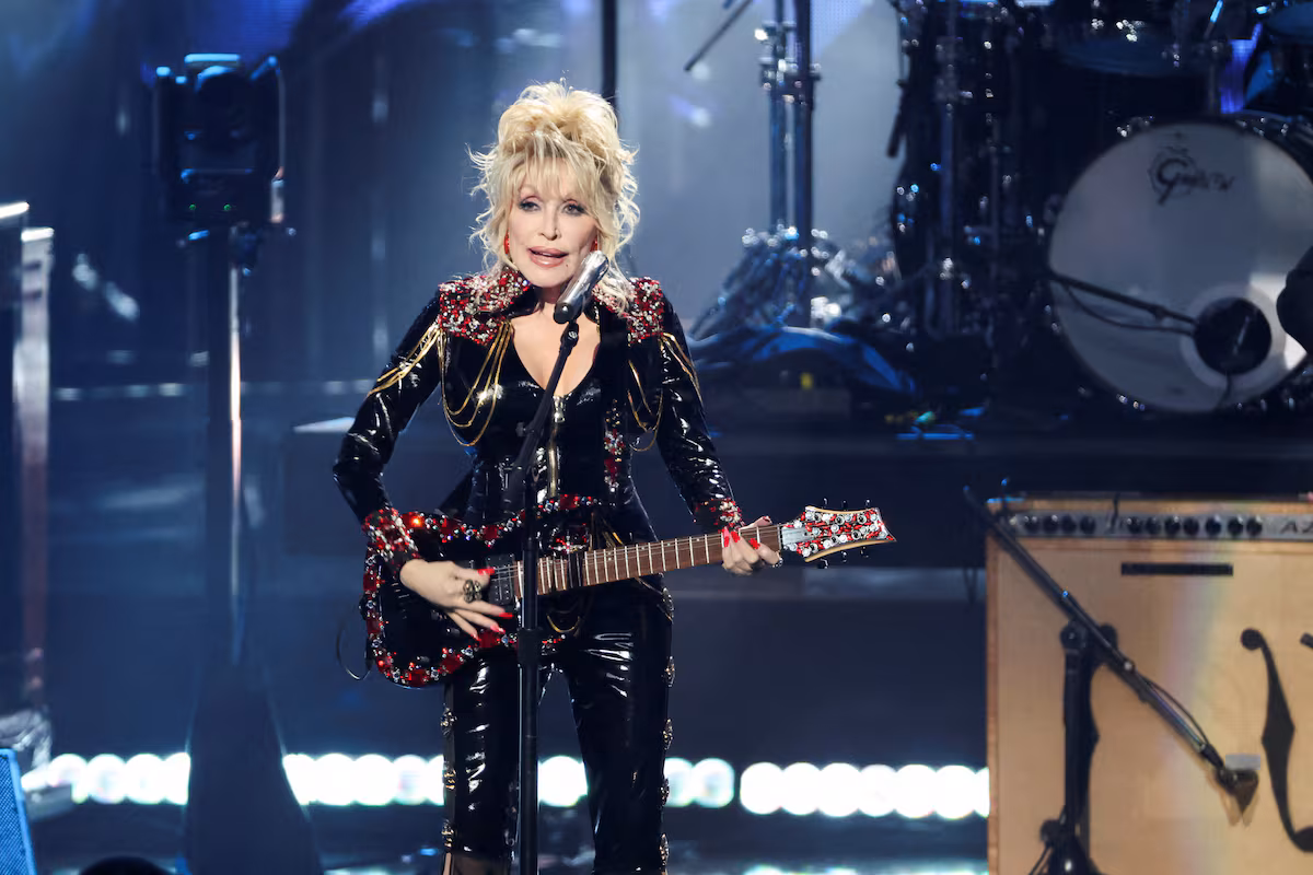 Julio Iglesias recuerda a Dolly Parton y honra el legado de una estrella de la música Dolly Parton la estrella que se nego a elegir un bando politico pero nunca se quedo callada eljacaguero