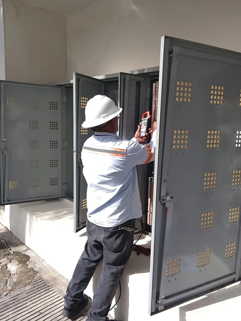 Edesur desmantela conexiones ilegales en Torre del DN donde fueron detenidas cinco personas para fines de investigación Edesur desmantela conexiones ilegales en Torre Onix 19 y 20 DN 3